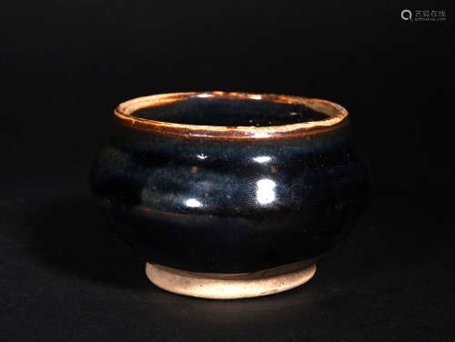 A  MING  DYNASTY  BLACK  GLAZE  SMALL  POT