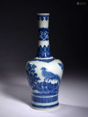 A  BLUE  AND  WHITE  BOTTLE  PAINTED  WITH  FLOWERS  AND  BIRDS   IN  QING   DYNASTY