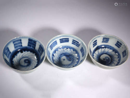THREE  CUPS  WITH  EIGHT  DIAGRAMS  INSIDE  AND  GREEN  GLAZE  OUTSIDE  IN  QING  KANGXI  PERIOD