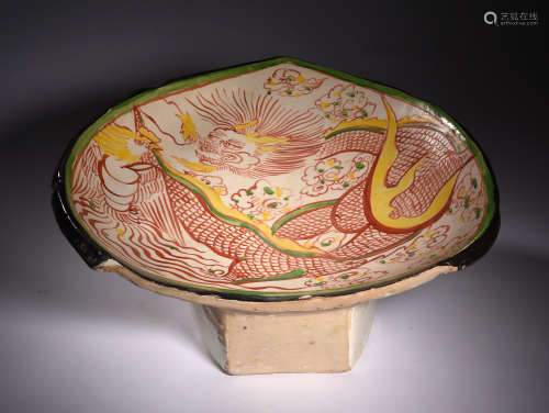 A  RED-AND-GREEN    COLOURED  DRAGON  PATTERN  PILLOW  IN  JIN  DYNASTY