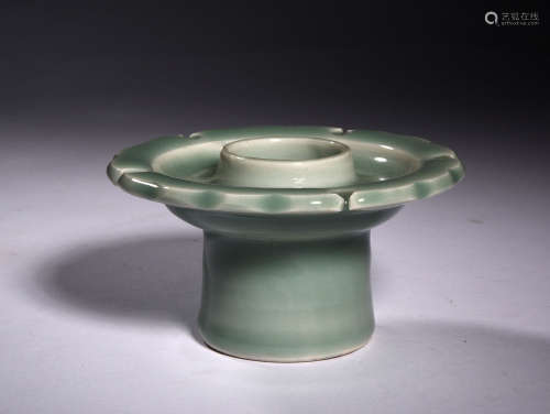 A  POWDER   AND  GREEN  GLAZE  HOLDER   IN  MING  DYNASTY