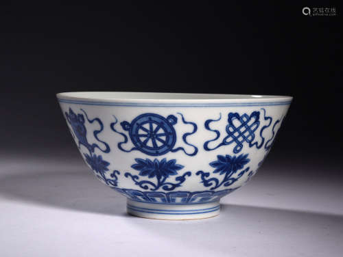 A  BLUE  AND  WHITE  LOTUS HOLDED      BOWI   OF  EIGHT  TREASURES  IN  QING  DYNASTY