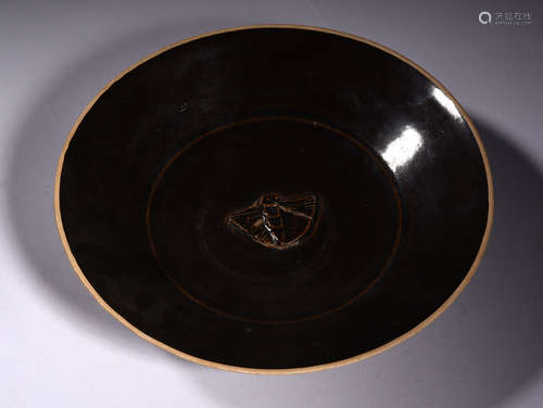 A  ZIDING  BUTTERFLIES  PATTERN   PLATE    IN  SONG  DYNASTY