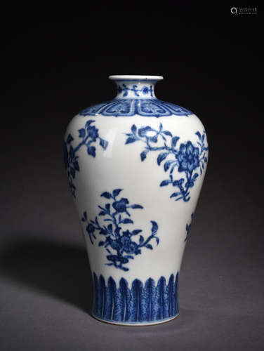 A   BLUE AND   WHITE  VASE    WITH  MORE  THAN  THREE  PLUMS,IN  QING  QIANLONG  PERIOD