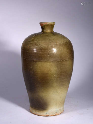 A   WHITE   GLAZE   PLUM VASE   IN    EARLY  MING   DYNASTY