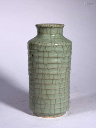 A   OFFICIAL  GLAZE   DAZZLE  GRAIN   BOTTLE   IN  QING  QIANLONG  PERIOD