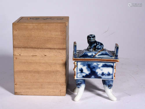 A   BLUE AND   WHITE  BEAST  BUTTON  FUMIGATOR  WITH  LANDSCAPE  AND  CHARACTERS  IN  QING  QIANLONG  PERIOD