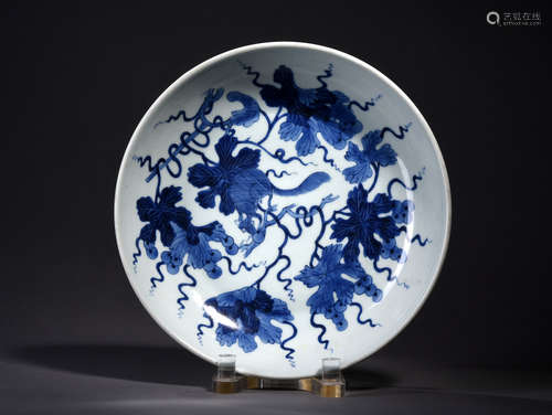 A   BLUE AND   WHITE  SQUIRREL  GRAPE  PLATE   IN  EARLY  QING  DYNASTY