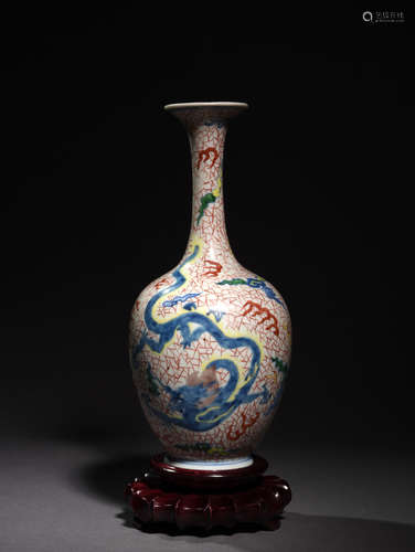 A   BLUE AND   WHITE   MUITICOLOUREDE   DRAGON  PATTERN  BOTTLE  IN  EARLY  QING  DYNASTY