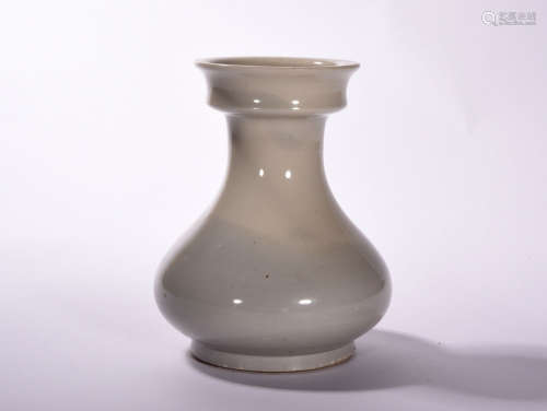 A  TANG  DYNASTY    XING  KILN  PLATE  MOUTH  BOTTLE