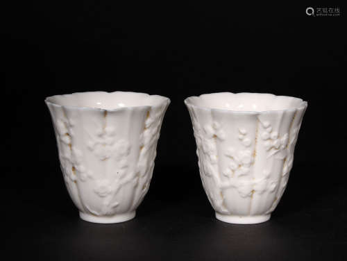 A   PAIR  OF  DEHUA  BEANING   CUPS    IN  QING  DYNASTY