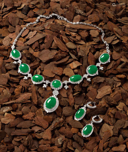 缅甸天然满绿翡翠配18K白金镶钻石大蛋面项链、耳环套装