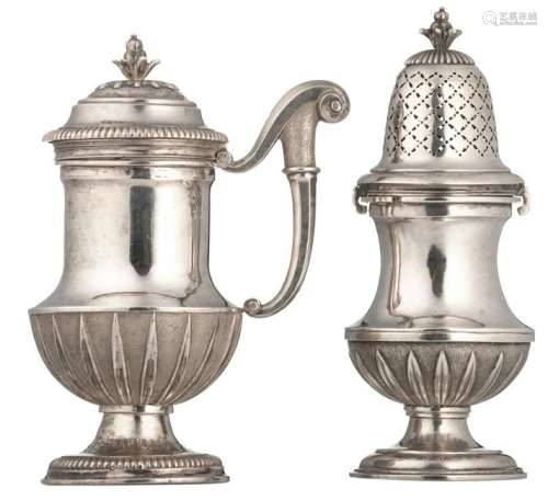 An 18thC silver set of a pepper caster and a mustard pot, unknown marks / non-marked, within with their original pewter containers with a Bruges makers' mark C.D.W., H 16,5 - 17 cm / weight about 635 g