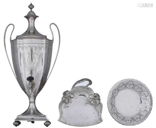 A rare neoclassical Victorian period samovar, silver plated on red copper and with engraved decoration; added: a silver-plated salver and a ditto pilferer, 20 x 22 - H 58 - ø 22 cm
