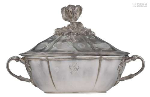 A French early 19thC Rococo revival silver vegetable dish, re-hallmarked in Belgium 1830 - 1868, the inner dish silver as well, H 18 - ø 28,5 cm / weight about 1.935 g