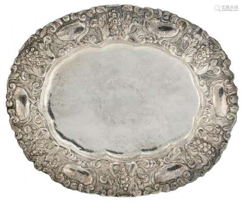 A 17thC oval silver tray, only marked with a makers' mark (I.B.D.?) and central an owners' mark (probably the tray from an ecclesiastical cruet set), 27 x 34,5 cm - weight about 455 g
