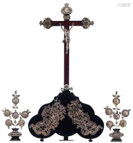 A very rare 18thC silver corpus Christi and a ditto Memento Mori on an ebonized wooden crucifix, partly veneered with tortoiseshell and ebony; added: a pair of matching silver foil flower baskets on an ebonized base, no visible hallmarks but tested on silver purity, the corpus H 37 - total height 101 cm, weight corpus and M.M. about 1130 g