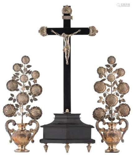 An ebony veneered and ebonized wooden crucifix with a silver corpus Christi, a ditto Memento Mori and ditto mounts, 18thC; added: two 18thC silver foil flower baskets, H 47  - 71,3 cm / weight corpus about 235 g