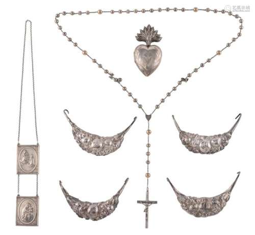 A 19thC French reliquary shaped like a burning hart, French export hallmarks; added: a 19thC silver rosary: extra added: two silver scapulars with chain, L 46 - 80 cm; extra-extra added: four silver, probably 17thC, ornamental items, H 13 - 18 cm - weight about 425 g