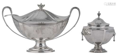 A big oval Regency style English silver tureen with a matching ladle, London 1912 hallmark; added: a silver sweetmeat bowl with Sheffield 1910 hallmark, H 20 - 25 cm / weight about 2.300 g