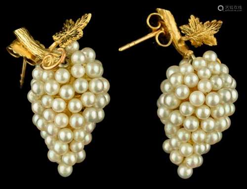 A fine pair of earrings shaped like bunches of grapes, the bunches consisting of cultured pearls and the leaves shaped mounts out of 18ct yellow gold, H 3,7 cm - weight: about 18,9 g -  box: 10 x 10 cm