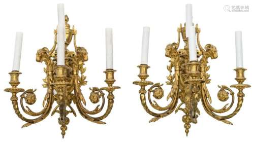 A nice pair of 19thC gilt bronze neoclassical wall sconces, the crest of the arms shaped as rams heads, with milk glass candles; originally mounted for electricity in the early 20thC, H 43,5 - W 38 - D 31,5 cm