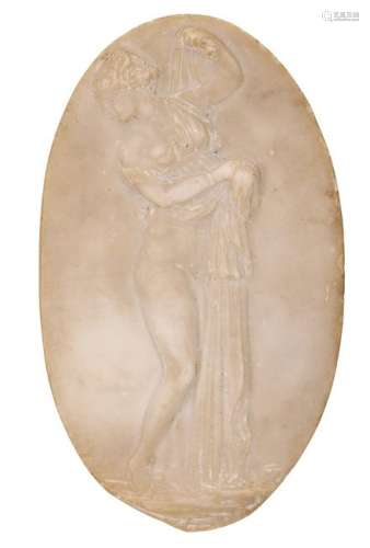 An oval Carara marble plaque cut with a basso-relievo bathing Venus after the Antique, 18thC, probably a 'Grand Tour' souvenir, 9,5 x 16 cm