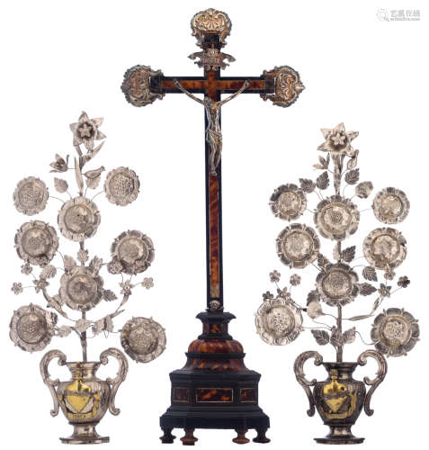 A French silver corpus Christi on an ebonized crucifix partly veneered with  tortoiseshell, ivory, and ebony; with silver mounts; added: two silver foil flower baskets, H 47 - 63 cm - weight of the corpus about 86 gadded: expertise report according to CITES legislation. For European Community use only.