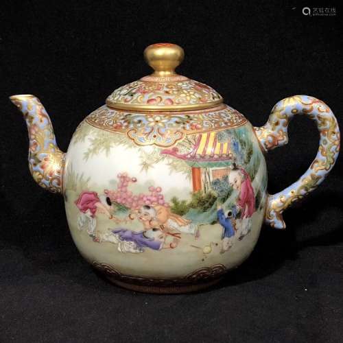 A Chinese Enamel Glazed Porcelain Tea Pot