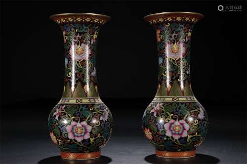 A Pair of Chinese Enamel Glazed Porcelain Vases