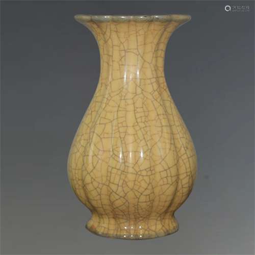 A Chinese Ge-Type Glazed Porcelain Vase