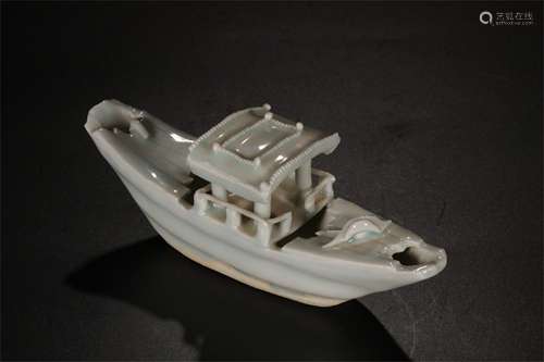 A Chinese Hutian-Type Glazed Porcelain Boat Decoration