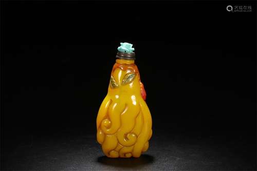 A Chinese Carved Peking Glass Snuff Bottle