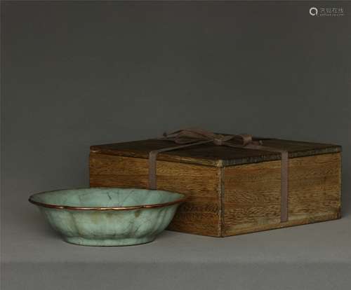 A Guan Kiln Brush Washer Southern Song Dynasty.