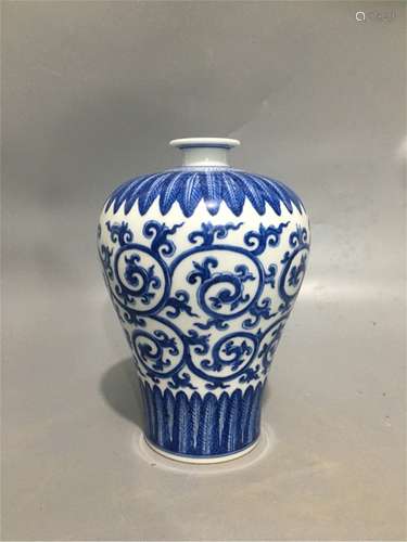 A Chinese Blue and White Porcelain Vase