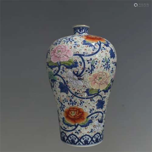 A Chinese Dou-Cai Glazed Porcelain Vase