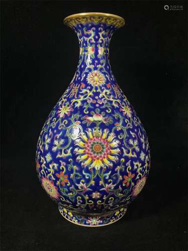 A Chinese Famille-Rose Porcelain Vase