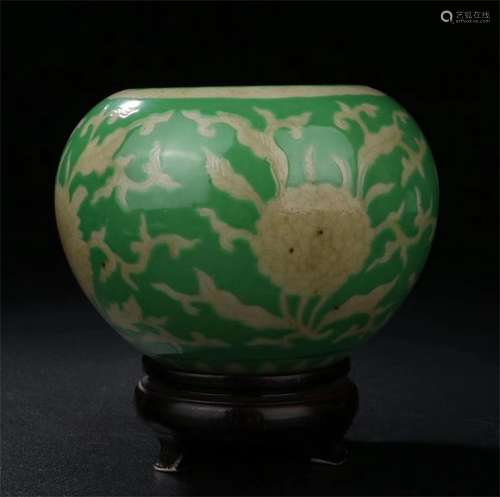 A Chinese Green Glazed Porcelain Water Pot