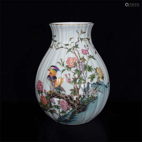 A Chinese Enamel Glazed Porcelain Vase