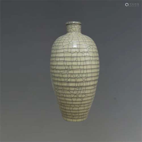 A Chinese Ge-Type Glazed Porcelain Vase