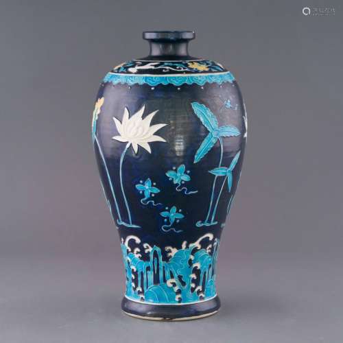 MING FAMILLE NOIR FA HUA LOTUS MEIPING JAR