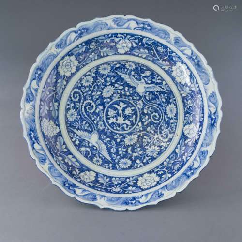 YUAN BLUE & WHITE WRAPPED FLORAL SCALLOPED RIM PLATE