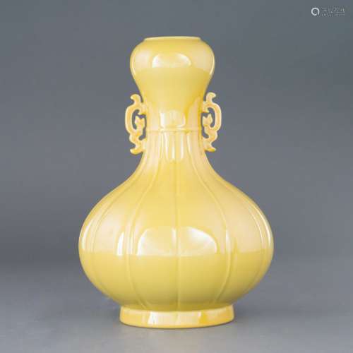 YONGZHENG FAMILLE JAUNE MONOCHROME GARLIC VASE