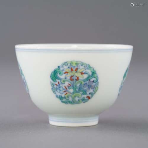 YONGZHENG DOUCAI FLORAL MEDALION WINE CUP