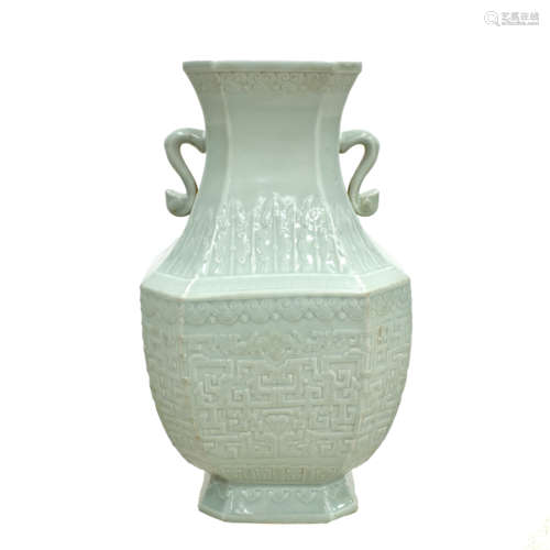 QIANLONG SGRAFFITO DOUQING AMPHORA VASE