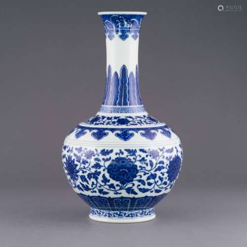 QIANLONG BLUE & WHITE WRAPPED FLORAL REWARD VASE