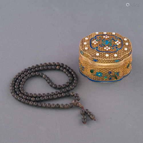 CHENXIANG PRAYERS NECKLACE & GILT SILVER ENAMELLED BOX