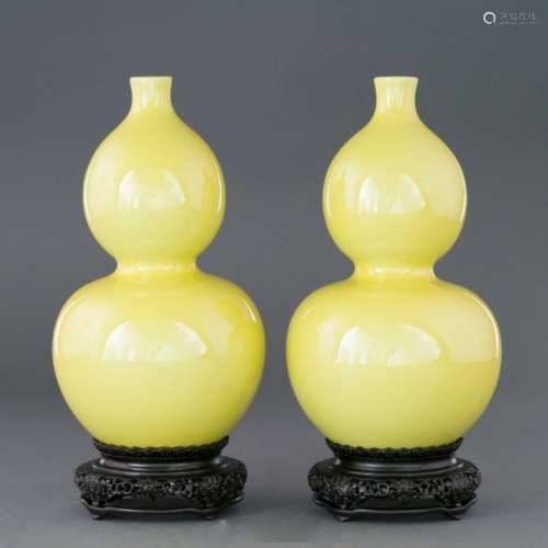 PAIR QIANLONG FAMILLE JAUNE MONOCHROME DOUBLE GOURD VASES ON STANDS