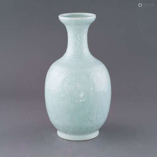 QIANLONG POWDER CELADON GLAZED BOTTLE VASE