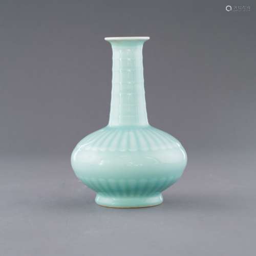 YONGZHENG PEACOCK GREEN MONOCHROME LOBED REWARD VASE